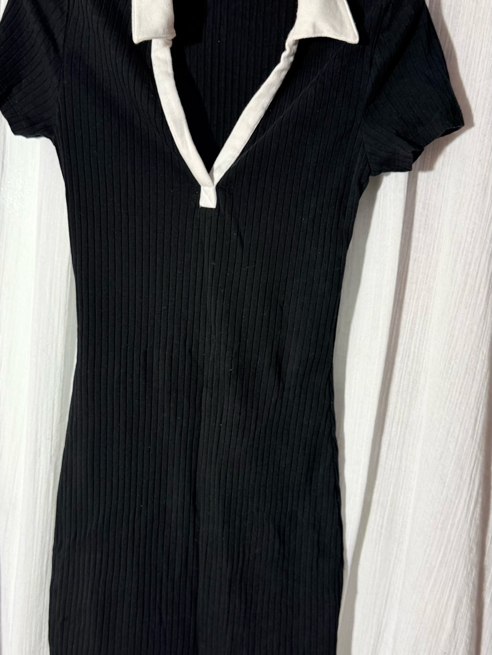H&M Black Ribbed Knit Top with White Collar Contrast